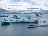 Amphibienfahrzeug am Jökulsárlón vor Eisberggruppe - Südisland